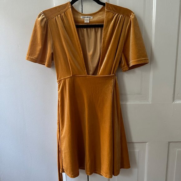 ⚡️BILLABONG • Lush for Life Gold/ Mustard Velvet Wrap Mini Dress • Size … - Picture 5 of 8
